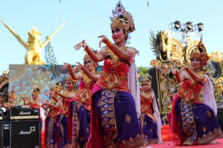 Parade Budaya, Desa Gobleg membawa tema 